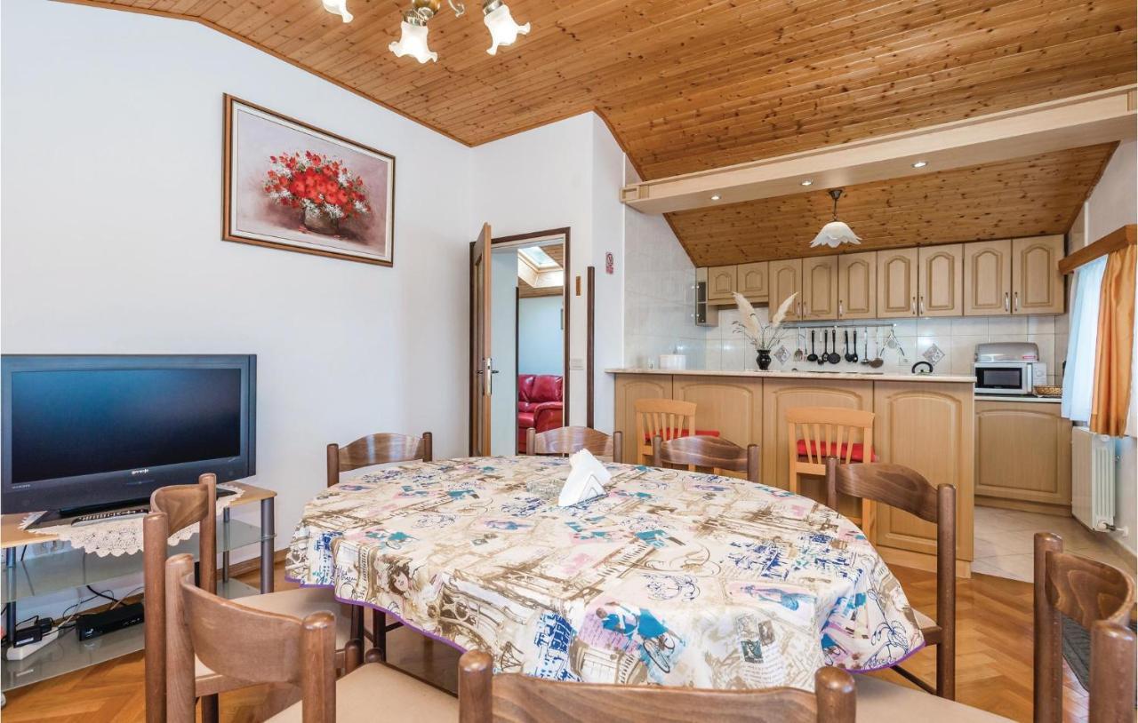 Beautiful Apartment In Brsec With Kitchen Bagian luar foto