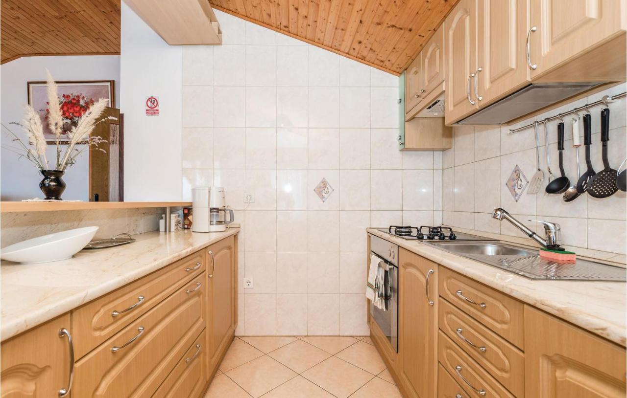 Beautiful Apartment In Brsec With Kitchen Bagian luar foto