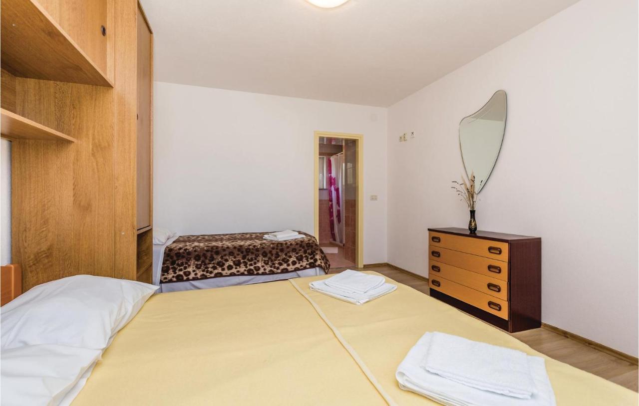 Beautiful Apartment In Brsec With Kitchen Bagian luar foto