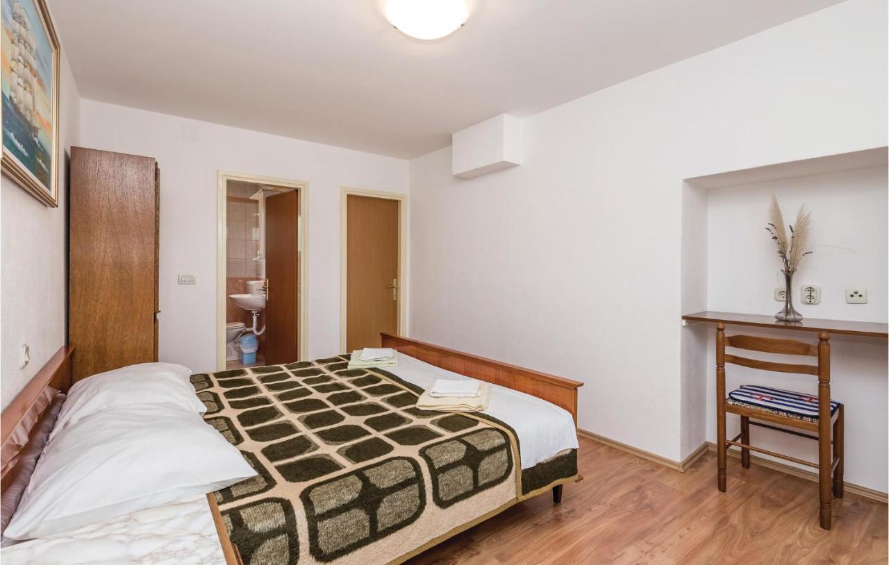 Beautiful Apartment In Brsec With Kitchen Bagian luar foto